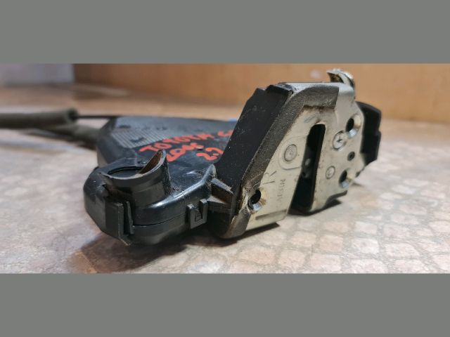 bontott TOYOTA COROLLA VERSO Jobb első Ajtózár