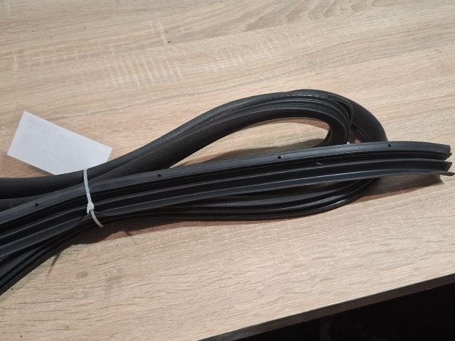 bontott TOYOTA COROLLA VERSO Jobb első Gumikéder