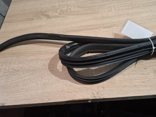 bontott TOYOTA COROLLA VERSO Jobb első Gumikéder