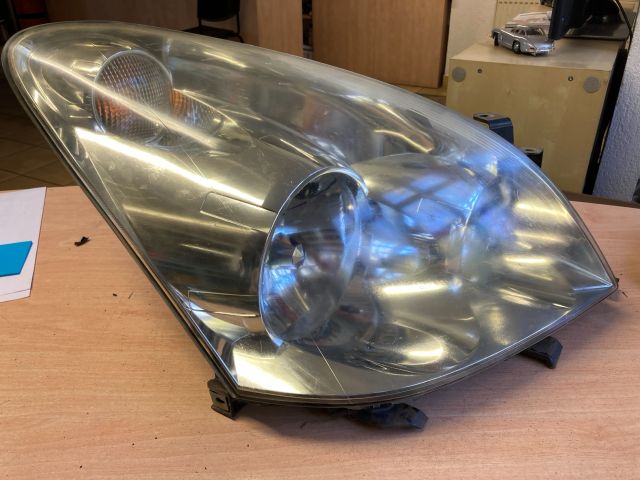 bontott TOYOTA COROLLA VERSO Jobb Fényszóró
