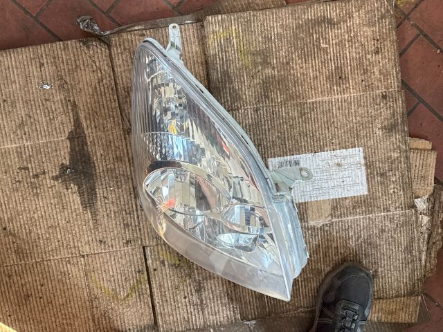 bontott TOYOTA COROLLA VERSO Jobb Fényszóró