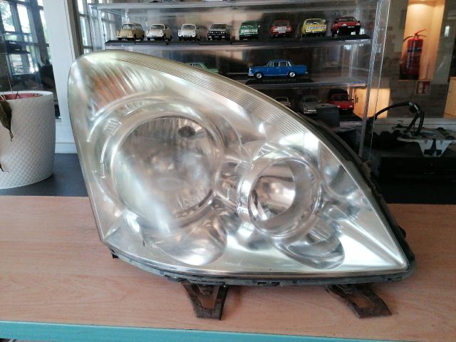 bontott TOYOTA COROLLA VERSO Jobb Fényszóró