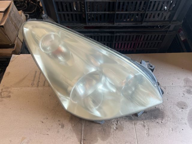bontott TOYOTA COROLLA VERSO Jobb Fényszóró