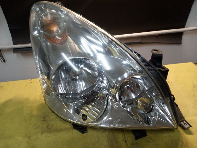 bontott TOYOTA COROLLA VERSO Jobb Fényszóró