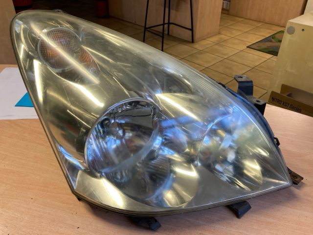 bontott TOYOTA COROLLA VERSO Jobb Fényszóró