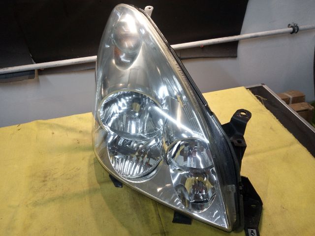 bontott TOYOTA COROLLA VERSO Jobb Fényszóró