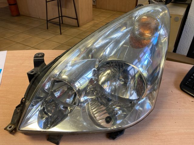 bontott TOYOTA COROLLA VERSO Jobb Fényszóró