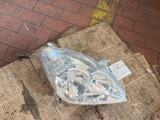 bontott TOYOTA COROLLA VERSO Jobb Fényszóró