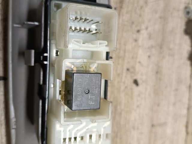 bontott TOYOTA COROLLA VERSO Jobb hátsó Ablakemelő Kapcsoló