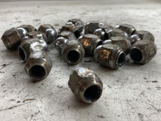 bontott TOYOTA COROLLA VERSO Kerék Csavar Szett