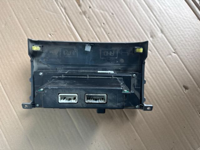 bontott TOYOTA COROLLA VERSO Középkonzol Vezérlő Panel