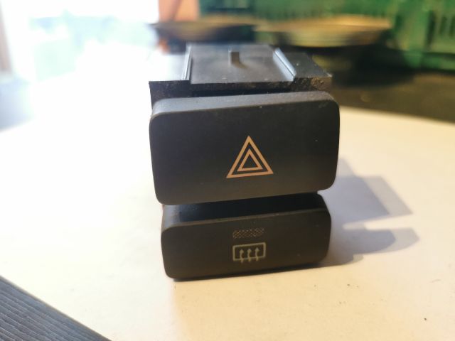 bontott TOYOTA COROLLA Vészvillogó Kapcsoló