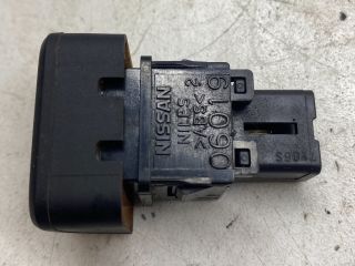 bontott TOYOTA COROLLA Vészvillogó Kapcsoló