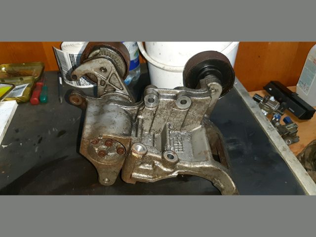 bontott TOYOTA HIACE Szíjfeszítő Görgő