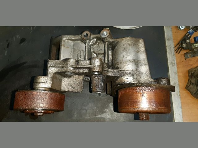 bontott TOYOTA HIACE Szíjfeszítő Görgő