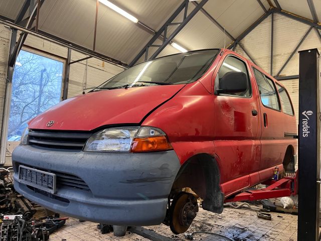 bontott TOYOTA HIACE Első Lökhárító (Részeivel)