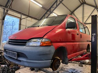 bontott TOYOTA HIACE Első Lökhárító (Részeivel)