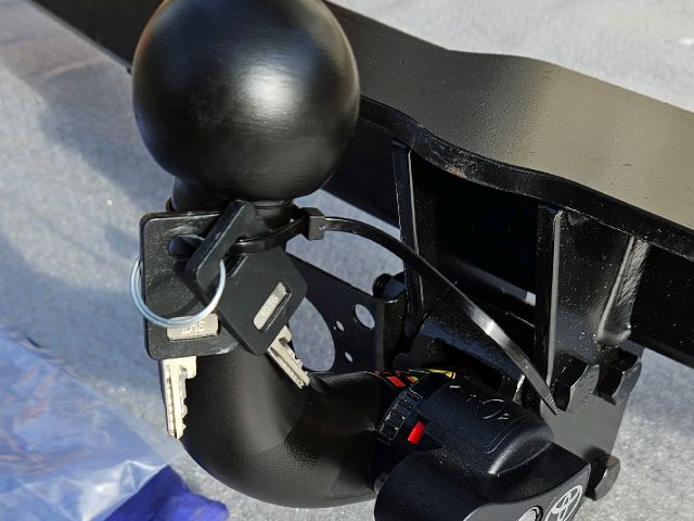 bontott TOYOTA HIGHLANDER Vonóhorog