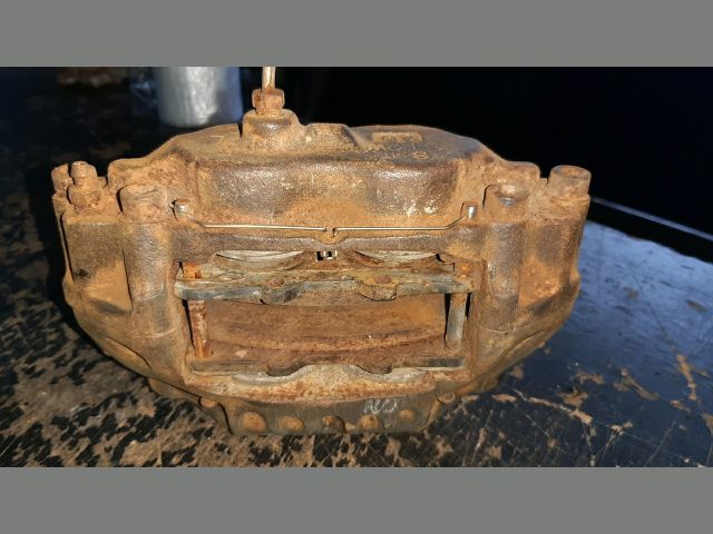 bontott TOYOTA HILUX Bal első Féknyereg Munkahengerrel