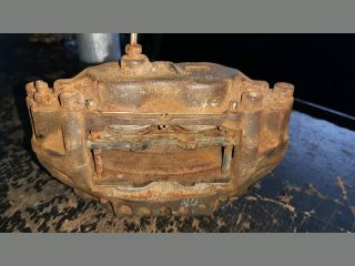 bontott TOYOTA HILUX Bal első Féknyereg Munkahengerrel