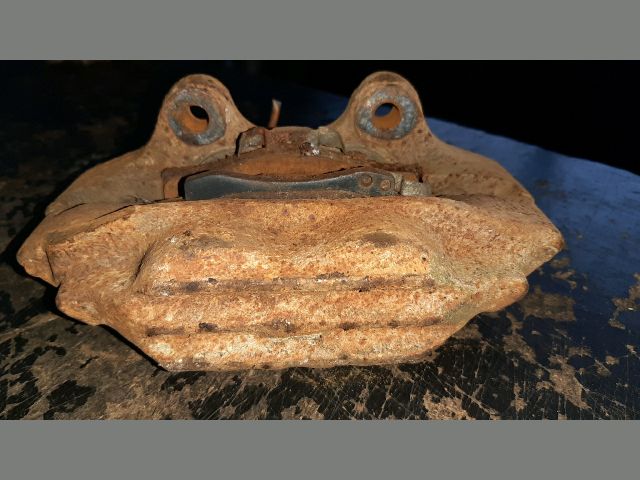 bontott TOYOTA HILUX Jobb első Féknyereg Munkahengerrel