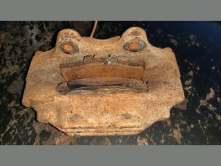 bontott TOYOTA HILUX Jobb első Féknyereg Munkahengerrel