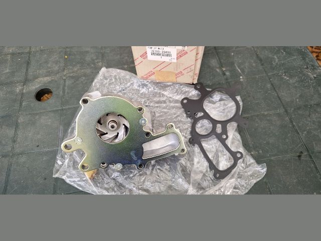 bontott TOYOTA HILUX Vízpumpa