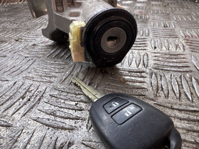 bontott TOYOTA HILUX Gyújtáskapcsoló Házzal