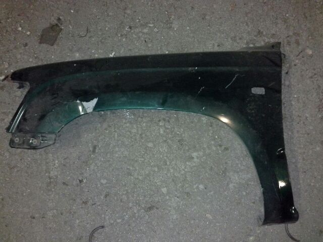 bontott TOYOTA HILUX Bal első Sárvédő