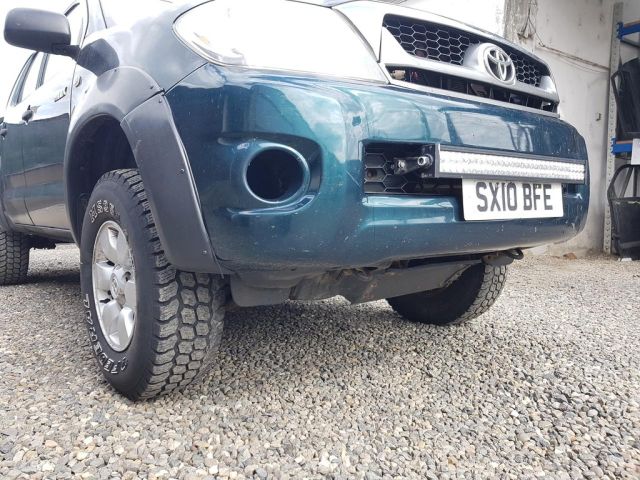 bontott TOYOTA HILUX Első Lökhárító (Üresen)