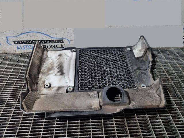 bontott TOYOTA HILUX Felső Hűtőburkolat