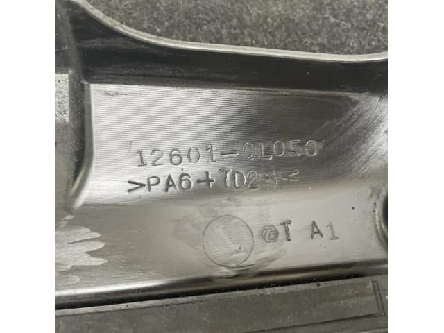 bontott TOYOTA HILUX Felső Hűtőburkolat