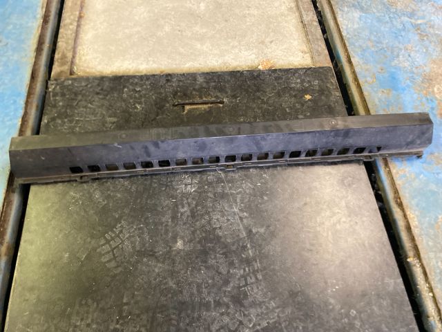 bontott TOYOTA HILUX IV Első Lökhárító Merevítő (Fém)