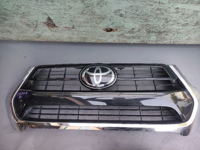 bontott TOYOTA HILUX IV Hűtőrács