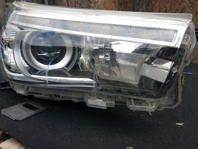 bontott TOYOTA HILUX IV Jobb Ledes Fényszóró