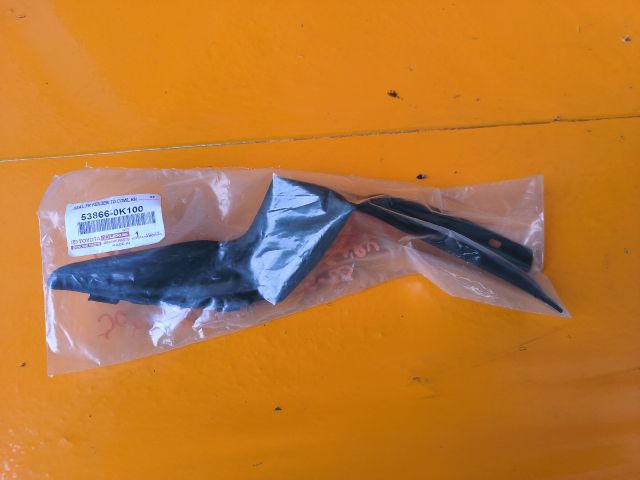 bontott TOYOTA HILUX IV Jobb Szélvédő Alatti Vízelvezető Műanyag