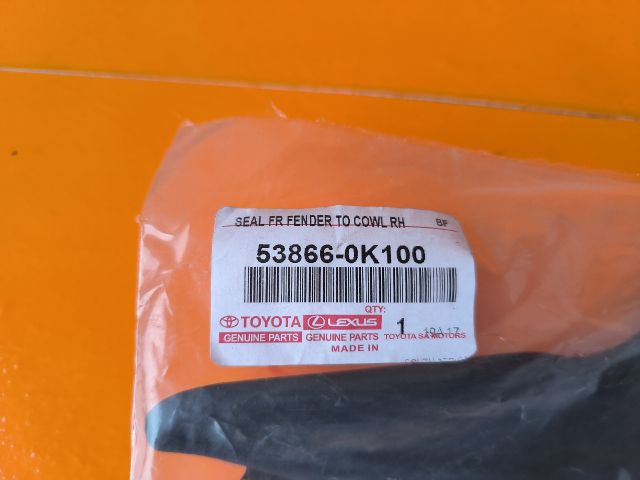 bontott TOYOTA HILUX IV Jobb Szélvédő Alatti Vízelvezető Műanyag