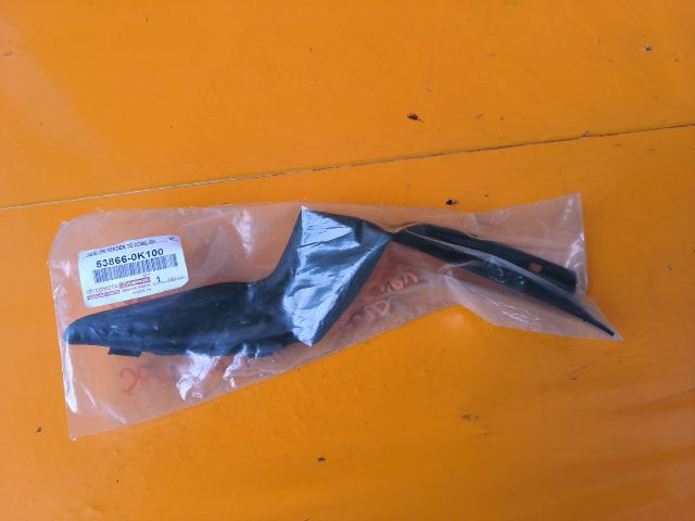 bontott TOYOTA HILUX IV Jobb Szélvédő Alatti Vízelvezető Műanyag