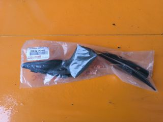 bontott TOYOTA HILUX IV Jobb Szélvédő Alatti Vízelvezető Műanyag