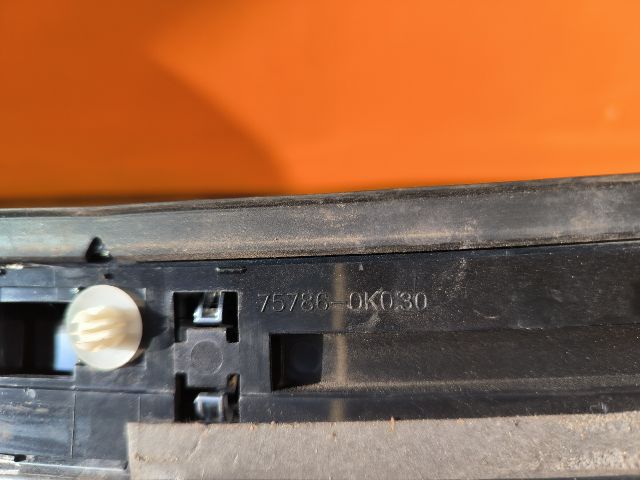 bontott TOYOTA HILUX IV Motorháztető Díszléc Első