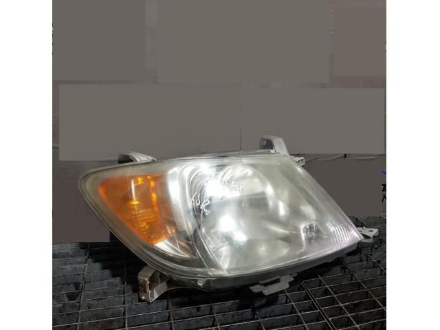 bontott TOYOTA HILUX Jobb Fényszóró