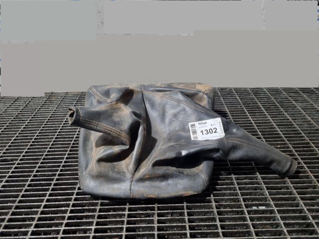 bontott TOYOTA HILUX Váltószoknya