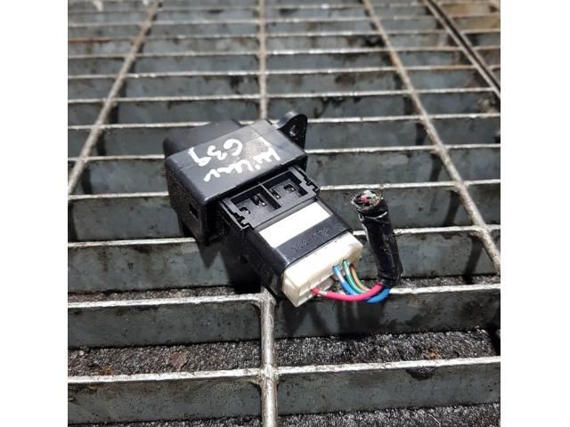 bontott TOYOTA HILUX Vészvillogó Kapcsoló