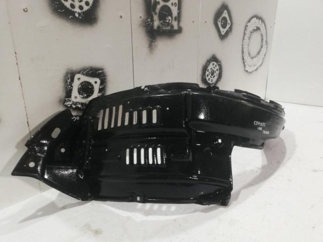 bontott TOYOTA LAND CRUISER Jobb első Dobbetét (Kerékjárati, Műanyag)