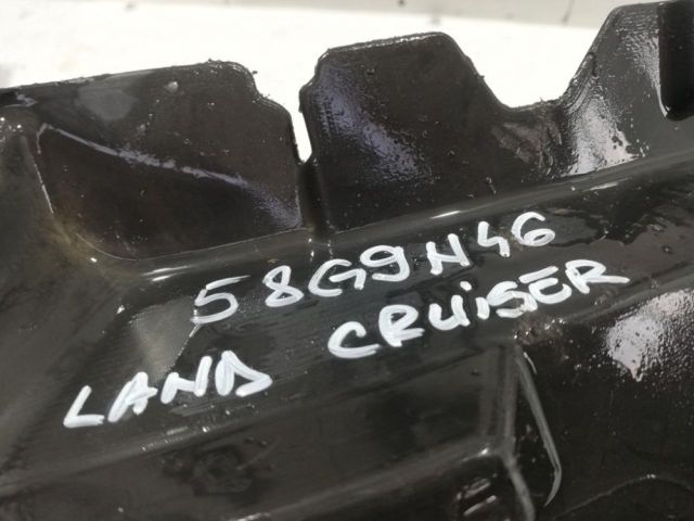 bontott TOYOTA LAND CRUISER Jobb első Dobbetét (Kerékjárati, Műanyag)