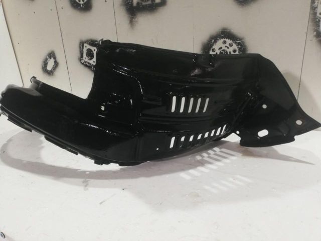 bontott TOYOTA LAND CRUISER Jobb első Dobbetét (Kerékjárati, Műanyag)