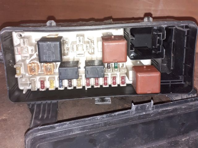 bontott TOYOTA PREVIA Biztosítéktábla Motortér