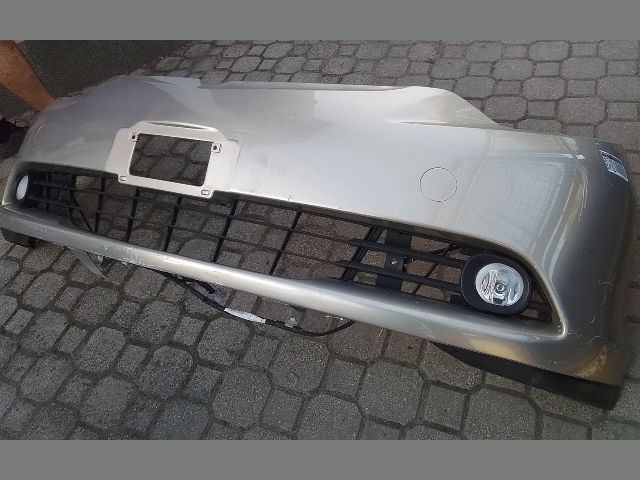 bontott TOYOTA PREVIA Első Lökhárító (Részeivel)