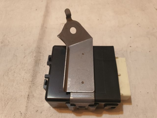 bontott TOYOTA PRIUS Ablaktörlő Relé