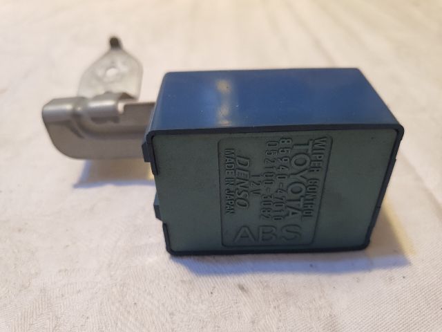 bontott TOYOTA PRIUS Ablaktörlő Relé